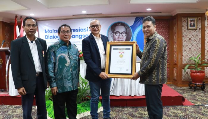 Anton Achmad Saragih Raih Anugerah Sahabat Pers dari SMSI