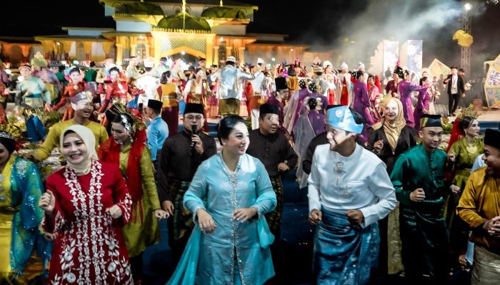Rico Waas Tutup Gelar Melayu Serumpun dengan Tarian Bersama Warga