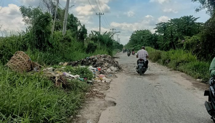 Jalan Menuju UNIMED Dipenuhi Sampah, Warga Tutup Hidung