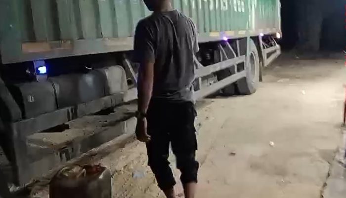 Truk J&T Plat B 9394 SXV Diduga Jual BBM Ilegal di Warung-Warung Sepanjang Jalan Lintas Rohil