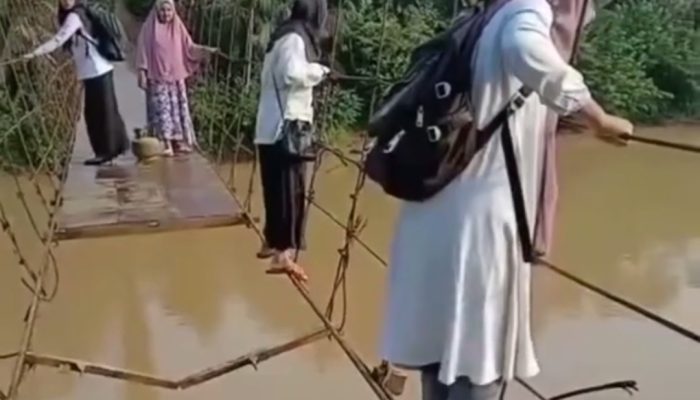 Viral! Sejumlah Ibu Guru Seberangi Jembatan Gantung Tanpa Lantai di Merangin, Jambi
