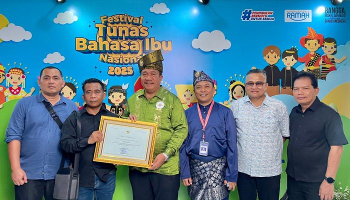 Komitmen Lestarikan Bahasa dan Budaya Daerah Bupati Asahan Terima Penghargaan Dari Kemendikdasmen