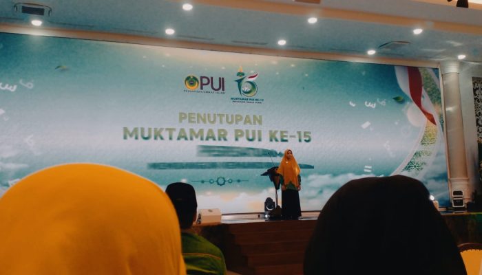 Nailah Nashwa Aulia, Santri PMH Pimpin Lagu Indonesia Raya di Hadapan Wapres Gibran pada Penutupan Muktamar PUI ke-15