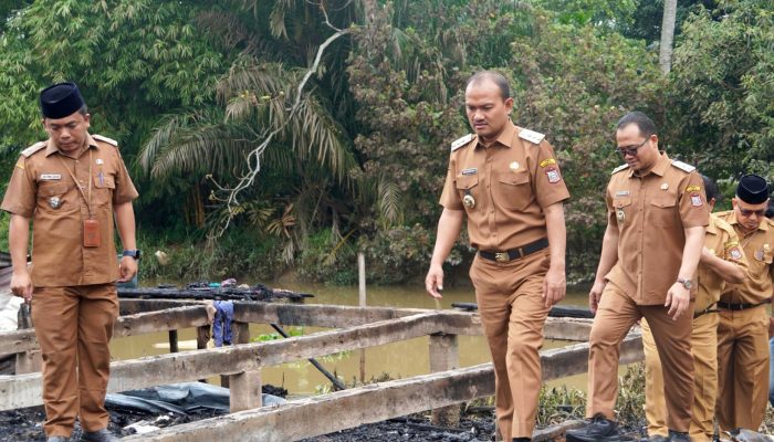 Wali Kota dan Wakil Wali Kota Kunjungi Warga Korban Kebakaran di Gang Jawa Kelurahan Sirantau dan Pematang Pasir