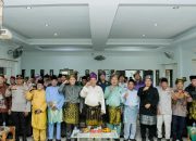 Simbol Kehormatan, Saipul Amri Pasangkan Tanjak untuk Wakil Bupati Sergai