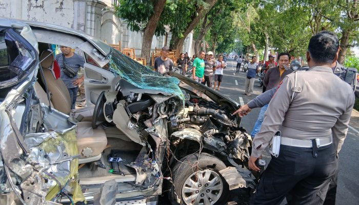 Innova Tabrak Truk di Kalibrantas, Kerugian Rp15 Juta