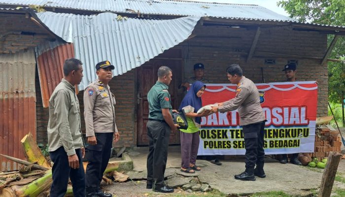 Polsek Teluk Mengkudu Salurkan Bantuan untuk Korban Puting Beliung