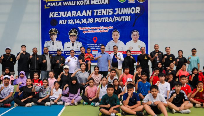 Rico Waas Buka Kejuaraan Tenis Kelompok Umur