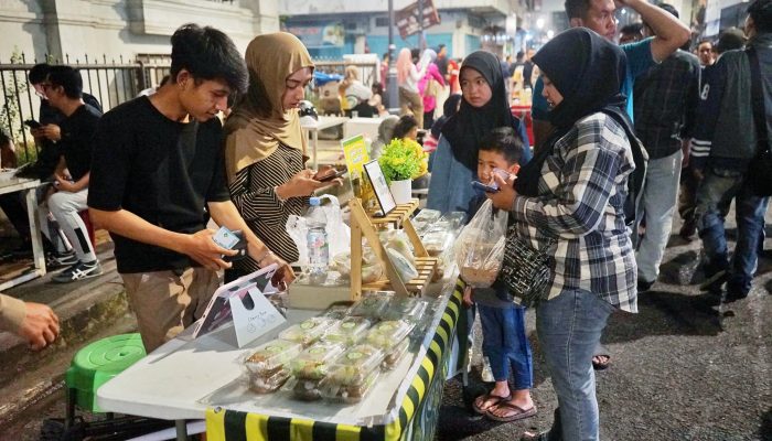 Car Free Night Kesawan Disambut Antusias Warga Meski Diguyur Hujan