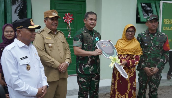 Tutup TMMD Di Asahan, KASAD Serahkan Kunci Rumah Ke Warga Penerima RTLH