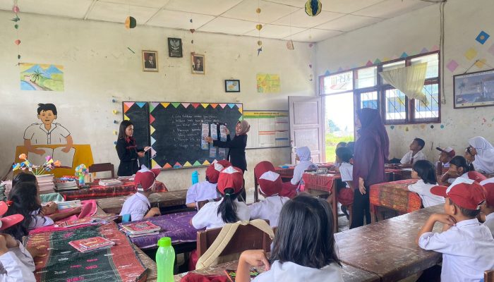 Sosialisasi  Papan Edukasi Untuk Meningkatkan Pemahaman Hak dan Kewajiban Kelas III SDN 030286 Parsaoran  