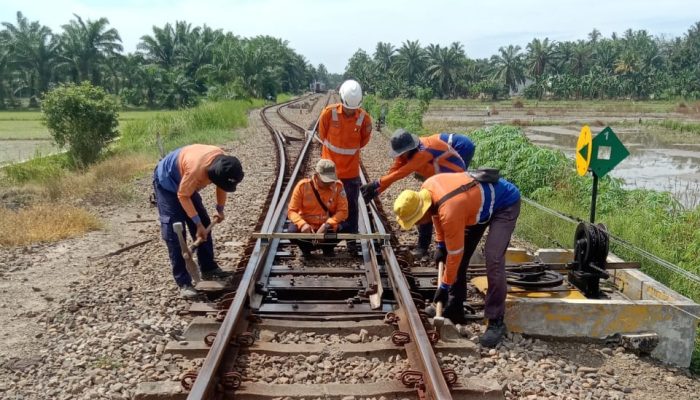 Hari Libur, KAI Divre I Sumut Tetap Rutin Lakukan Pemeriksaan dan Perawatan Jalur Rel untuk Tingkatkan Keamanan Perjalanan