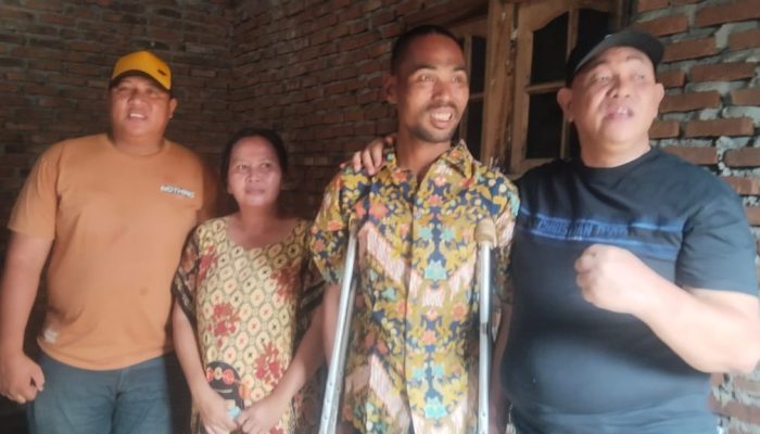 Muhammad Dahnil Ginting Bantu Biaya Perbaikan Becak Motor Milik Pemuda Disabilitas di Tanjung Morawa