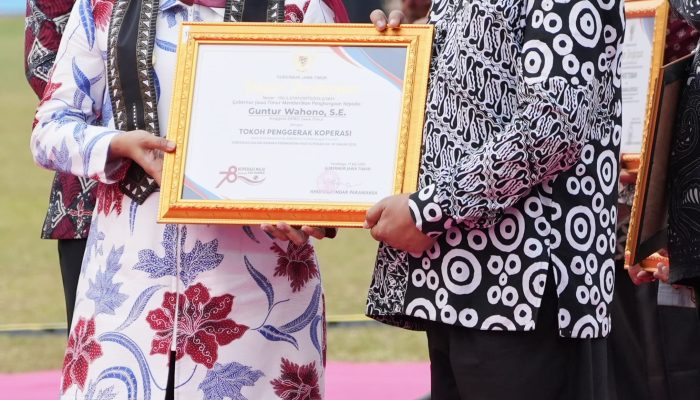 Guntur Wahono Terima Penghargaan dari Gubernur Jatim, Diakui Sebagai Penggerak Koperasi Desa