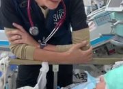 ‎Beberapa Bulan Bertugas di Gaza:Dokter Amerika Tersedu Menghibur Anak Palestina 