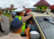Polisi Bagi-Bagi Bendera Merah Putih di Pakpak Bharat, Pengendara Kaget: “Kirain Razia, Ternyata Nasionalisme!”