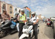 Polres Serdang Bedagai Bagi-Bagi Bendera Merah Putih di Jalan Raya, Pengendara: “Eh, Dikirain Razia!”