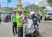 Polantas Menyapa Warga Sibolga, Bagikan Bendera Merah Putih dan Pesan Tertib Lalu Lintas