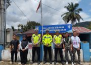 Jelang HUT RI ke-80, HMI dan Polisi di Pakpak Bharat Bagi-Bagi Bendera ke Pengendara