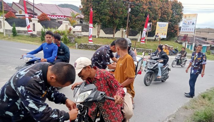 DPD AMPI Pakpak Bharat Bagi-bagi Bendera, Ajak Warga Ramaikan HUT RI ke-80