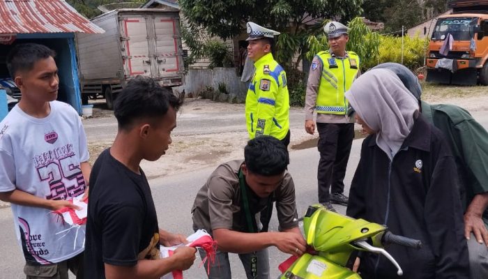Polantas Pakpak Bharat Bagi-bagi Bendera, Ajak Warga Kibarkan Merah Putih Jelang HUT RI ke-80