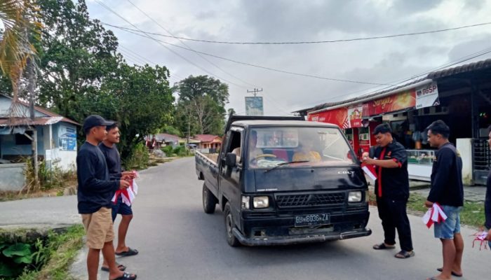 Bendera Merah Putih Dibagi, Jalan Desa Salak Mendadak Meriah