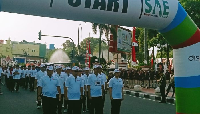 Tegap dan Kompak, Mas Ibin dan  Elim Tyu Samba Ikut Baris-Berbaris Bareng Forkopimda Blitar