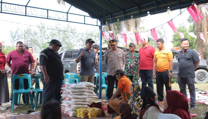 Kapolres dan Wabup Sergai Bagi Tali Asih untuk Warga Teluk Mengkudu Terdampak Puting Beliung