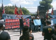 Ratusan Warga Demo di Kantor Bupati dan DPRD Blitar, Desak Pengesahan APBD-P 2025