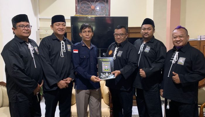 PSHT Kota Blitar Serahkan Legalitas ke Bakesbangpol, Tegaskan Hanya Ada Satu Kepemimpinan Resmi