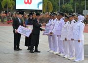 Wagub Sumut Serahkan Hadiah untuk Desa dan Kelurahan Terbaik di Upacara Penurunan Bendera