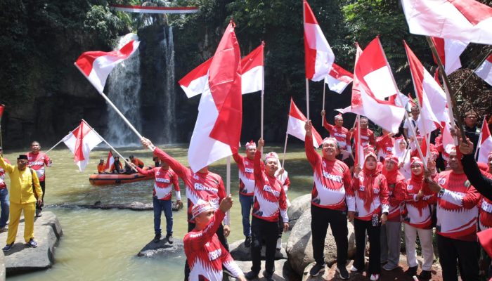 500 Bendera Merah Putih Dikibarkan Di Air Terjun Simonang – Monang