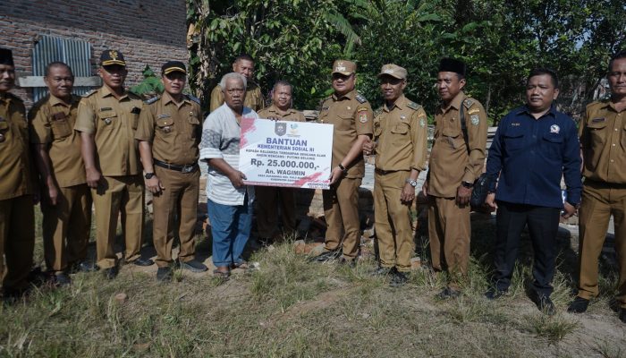 Diserahkan Wakil Bupati Asahan, 24 KK Warga Korban Angin Puting Beliung Dapat Bantuan Kemensos
