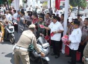 Hempang Pengibaran Bendera One Piece, Bupati Dan Wakil Bupati Asahan Turun ke Jalan Bagikan Bendera Merah Putih