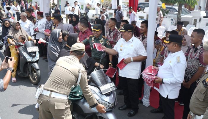 Hempang Pengibaran Bendera One Piece, Bupati Dan Wakil Bupati Asahan Turun ke Jalan Bagikan Bendera Merah Putih