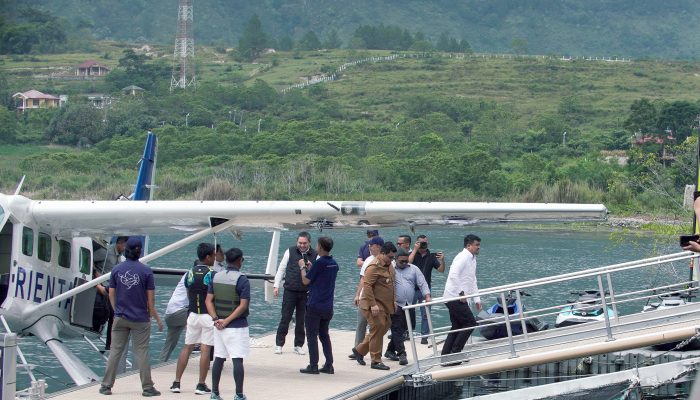 Transportasi Baru di Danau Toba, Bobby Nasution Jajal Pesawat Amfibi