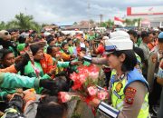 HUT ke-77 Polwan, Bunga Jadi Bahasa Duka dan Persaudaraan di Tengah Aksi Ojol