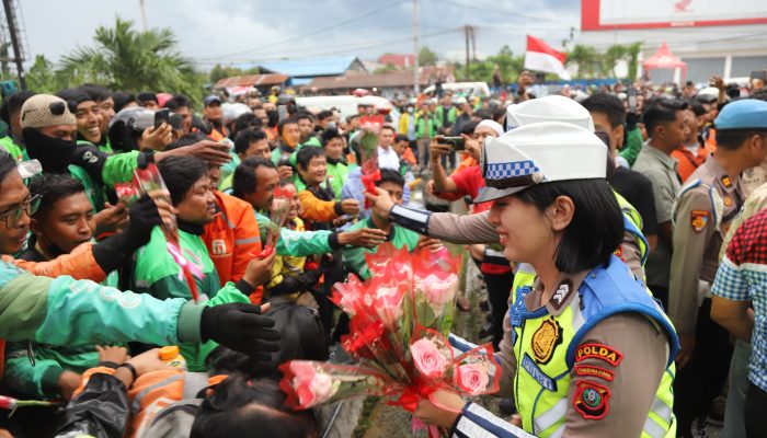 HUT ke-77 Polwan, Bunga Jadi Bahasa Duka dan Persaudaraan di Tengah Aksi Ojol