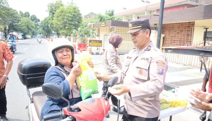 Polrestabes Medan Jualan Pangan Murah, Warga Bisa Belanja Hemat di Depan Kantor Polisi
