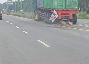 ‎Truk Kontainer Terperosok di Dekat Pintu Tol Teluk Mengkudu, Minim Rambu dan Penerangan Jadi Sorotan  ‎