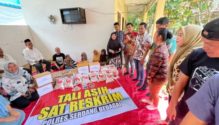 Kasat Reskrim Sergai Bagi-Bagi Sembako ke Yayasan Sosial Nurul Jannah, Sambil Titip Doa
