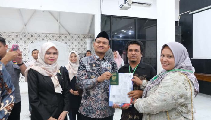 Wali Kota Tanjungbalai Serahkan Akta Nikah dan Dokumen Kependudukan