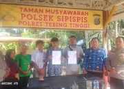 Bhabinkamtibmas Polsek Sipispis Mediasi Kasus Penganiayaan di Taman Musyawarah