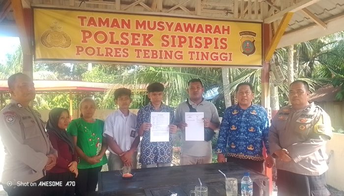 Bhabinkamtibmas Polsek Sipispis Mediasi Kasus Penganiayaan di Taman Musyawarah