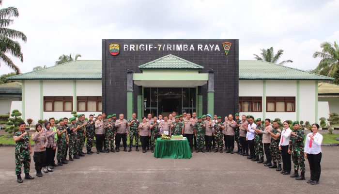 Polres Sergai Serahkan Tumpeng ke Kodim dan Brigif pada HUT ke-80 TNI