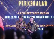 Wakil Wali Kota Medan Kenakan Tanjak Melayu kepada Kapolrestabes yang Baru, Harapkan Sinergi Atasi Narkoba