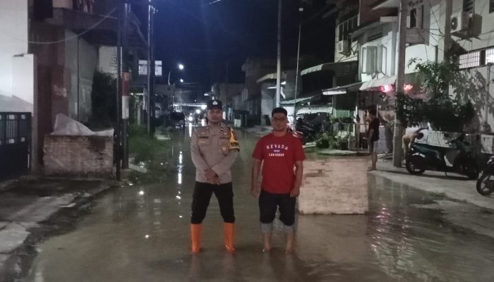‎Tanggap Bencana: Bhabinkamtibmas Polsek Padang Hulu Dampingi Warga Terdampak Banjir di Pasar Gambir dan Pasar Baru