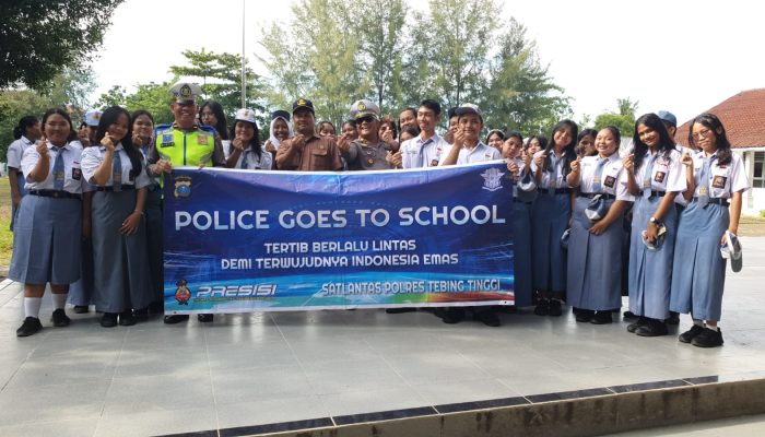 ‎Upacara di SMA Negeri 3, Kasat Lantas Polres Tebing Tinggi Ajak Siswa Teladani Semangat Para Pahlawan  ‎