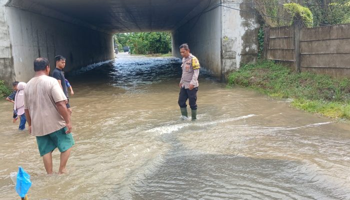 Bhabinkamtibmas Jadi Pahlawan, Aiptu Hendra Bantu Warga Terdampak Banjir di Sei Rampah dan Pematang Ganjang