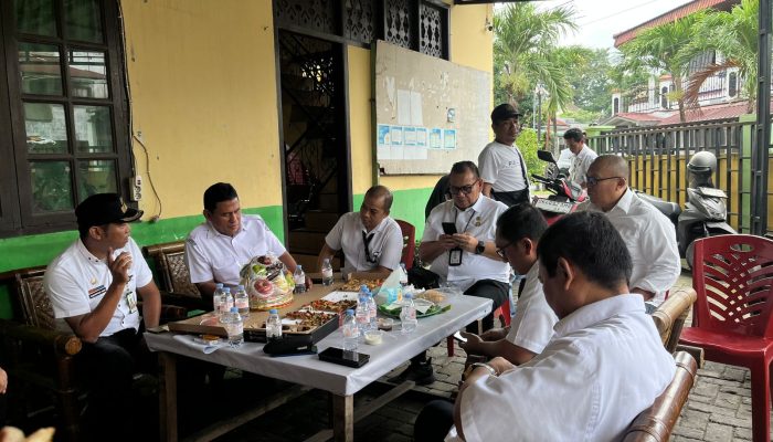 Lurah Perintis Didorong Warga hingga Nyemplung Parit, Berawal dari Polisi Tidur dari Ban Bekas Berpaku